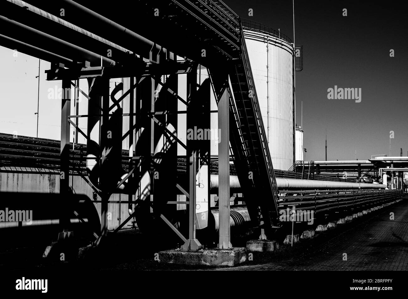 Tubature e tubature di impianti industriali petroliferi. Oleodotto per la produzione di petrolio e gas offshore. Foto Stock