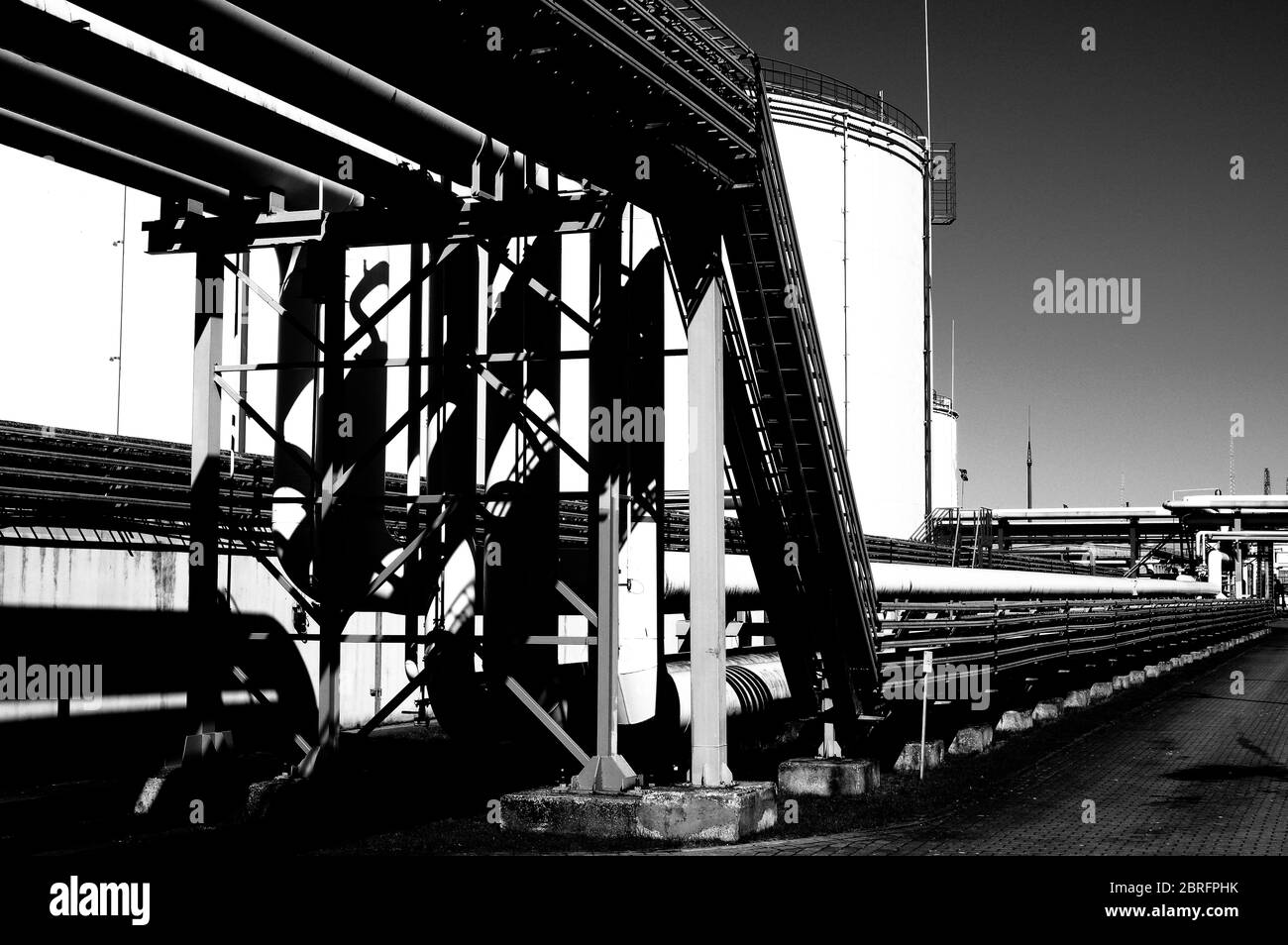 Tubature e tubature di impianti industriali petroliferi. Oleodotto per la produzione di petrolio e gas offshore. Foto Stock