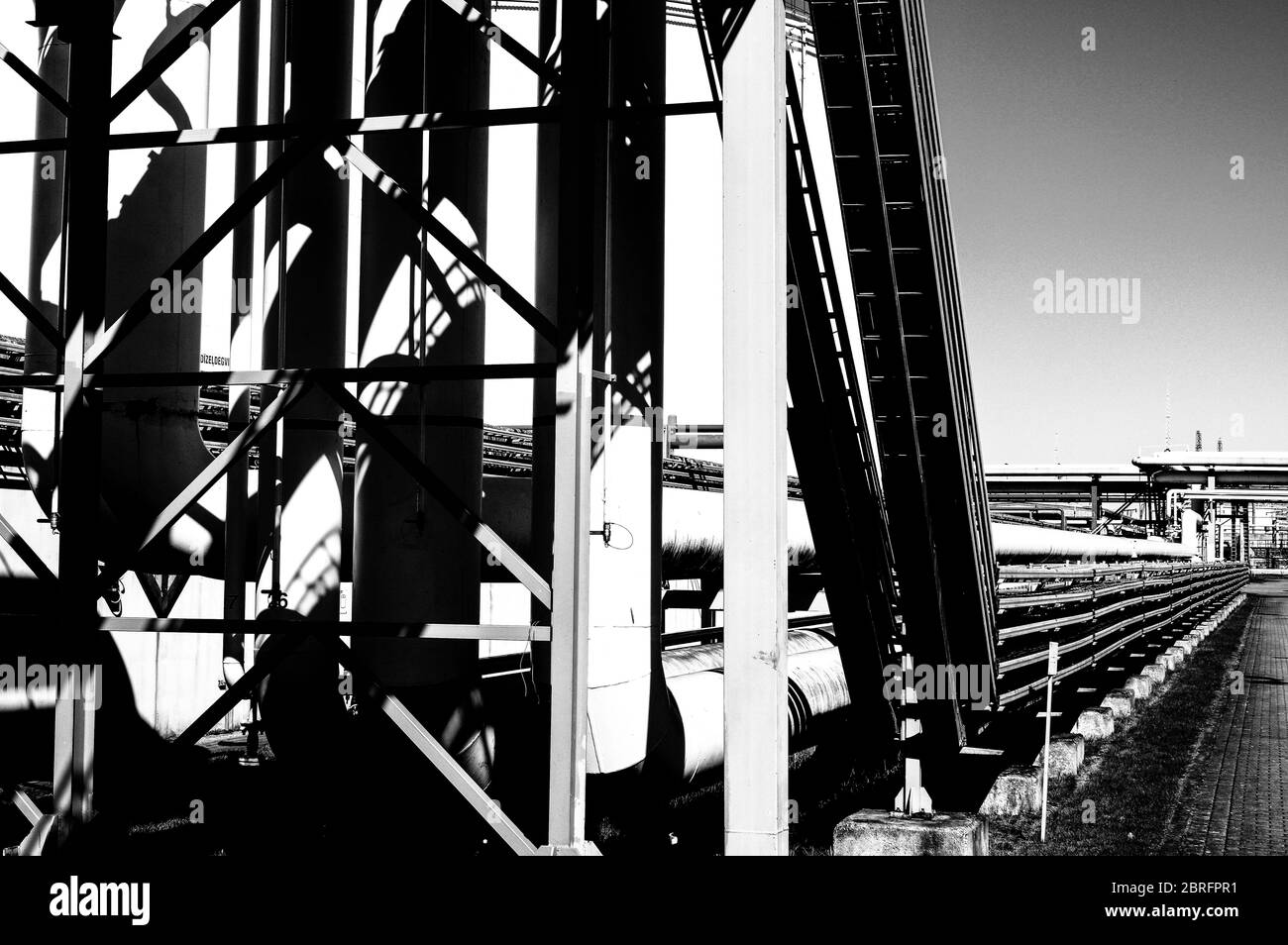 Tubature e tubature di impianti industriali petroliferi. Oleodotto per la produzione di petrolio e gas offshore. Foto Stock