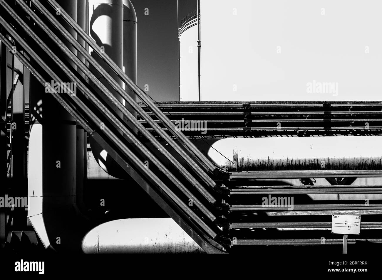 Tubature e tubature di impianti industriali petroliferi. Oleodotto per la produzione di petrolio e gas offshore. Foto Stock