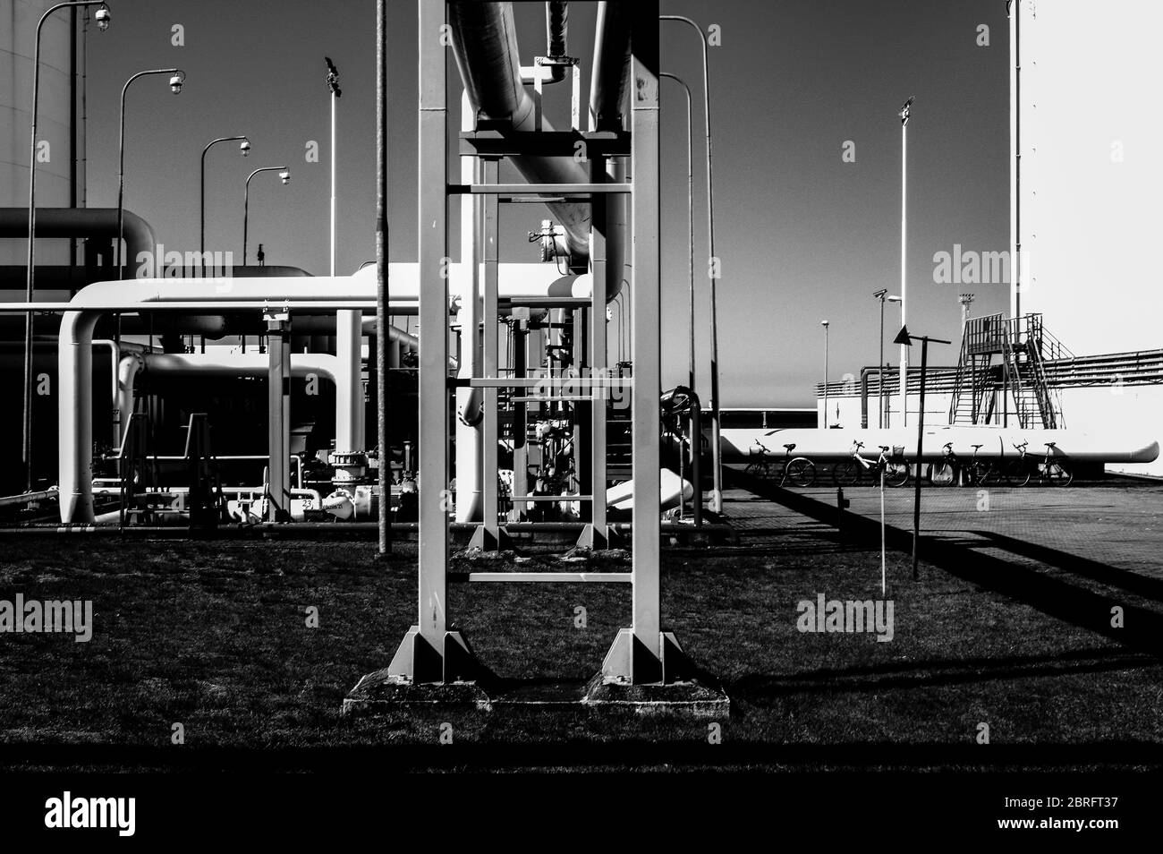 Tubature e tubature di impianti industriali petroliferi. Oleodotto per la produzione di petrolio e gas offshore. Foto Stock