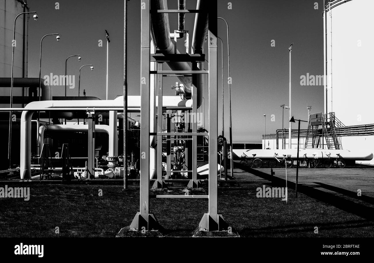 Tubature e tubature di impianti industriali petroliferi. Oleodotto per la produzione di petrolio e gas offshore. Foto Stock