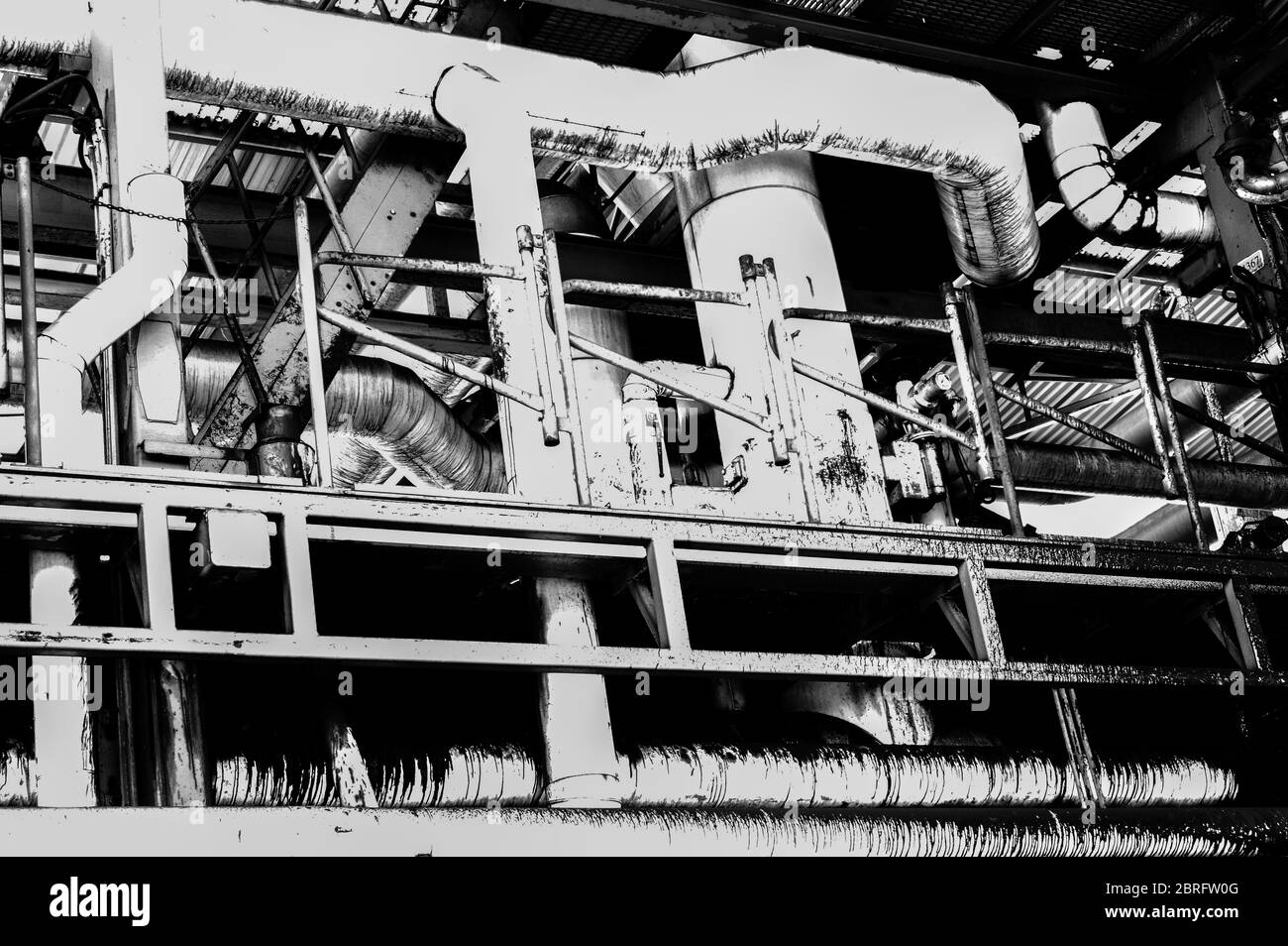 Tubature e tubature di impianti industriali petroliferi. Oleodotto per la produzione di petrolio e gas offshore. Foto Stock
