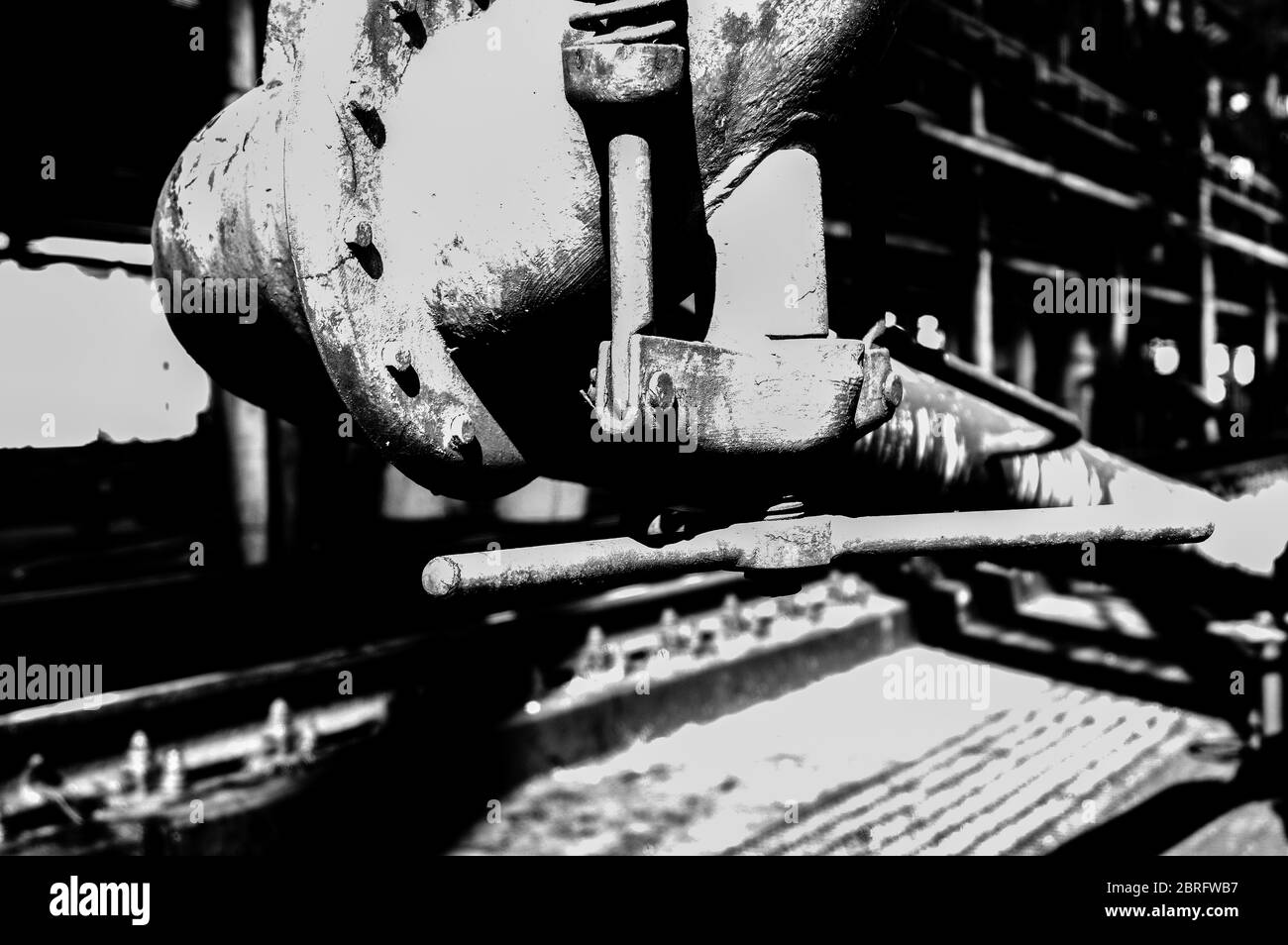 Tubature e tubature di impianti industriali petroliferi. Oleodotto per la produzione di petrolio e gas offshore. Foto Stock