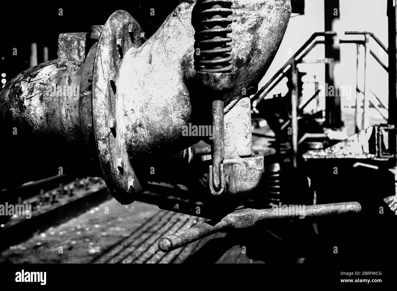 Tubature e tubature di impianti industriali petroliferi. Oleodotto per la produzione di petrolio e gas offshore. Foto Stock