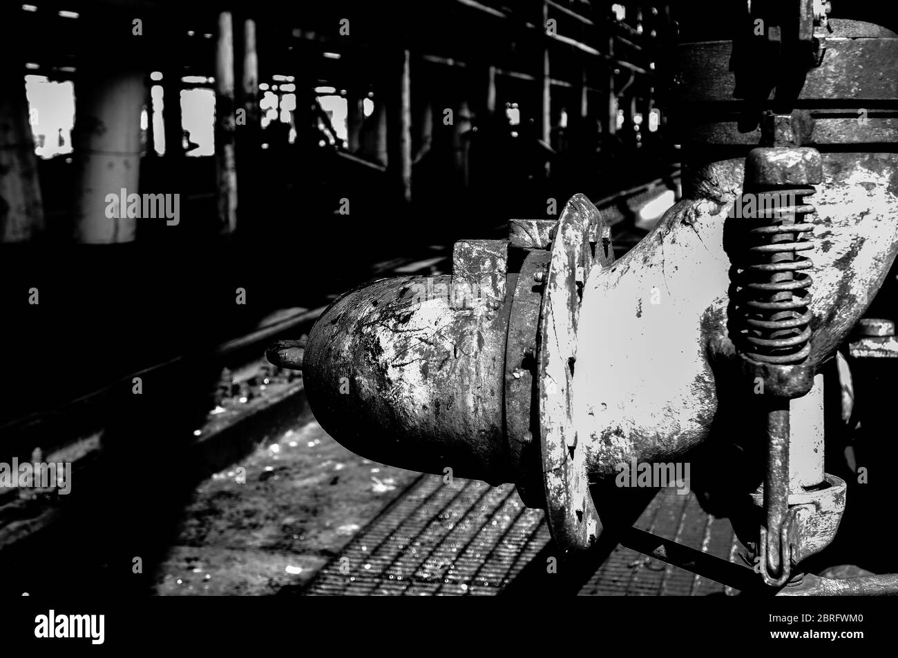 Tubature e tubature di impianti industriali petroliferi. Oleodotto per la produzione di petrolio e gas offshore. Foto Stock