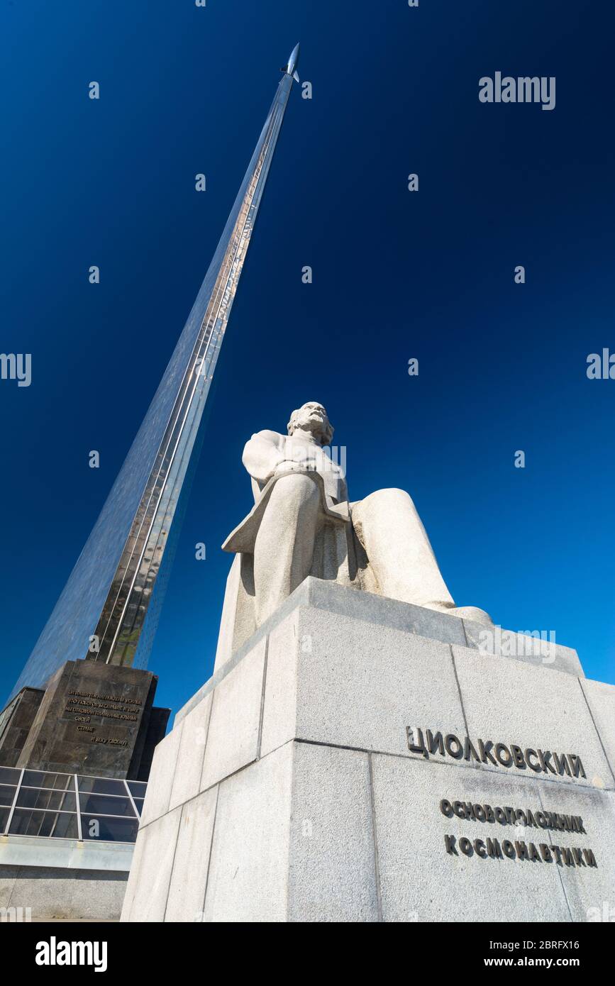 Monumento ai Conquistatori dello spazio e statua di Konstantin Tsiolkovsky, precursore dell'astronautica, a Mosca Foto Stock