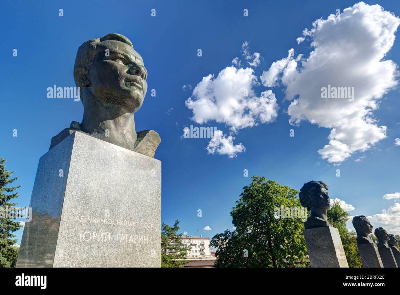 Monumenti a Yuri Gagarin (primo piano) e altri astronauti russi sul vicolo dei Cosmonauti a Mosca Foto Stock