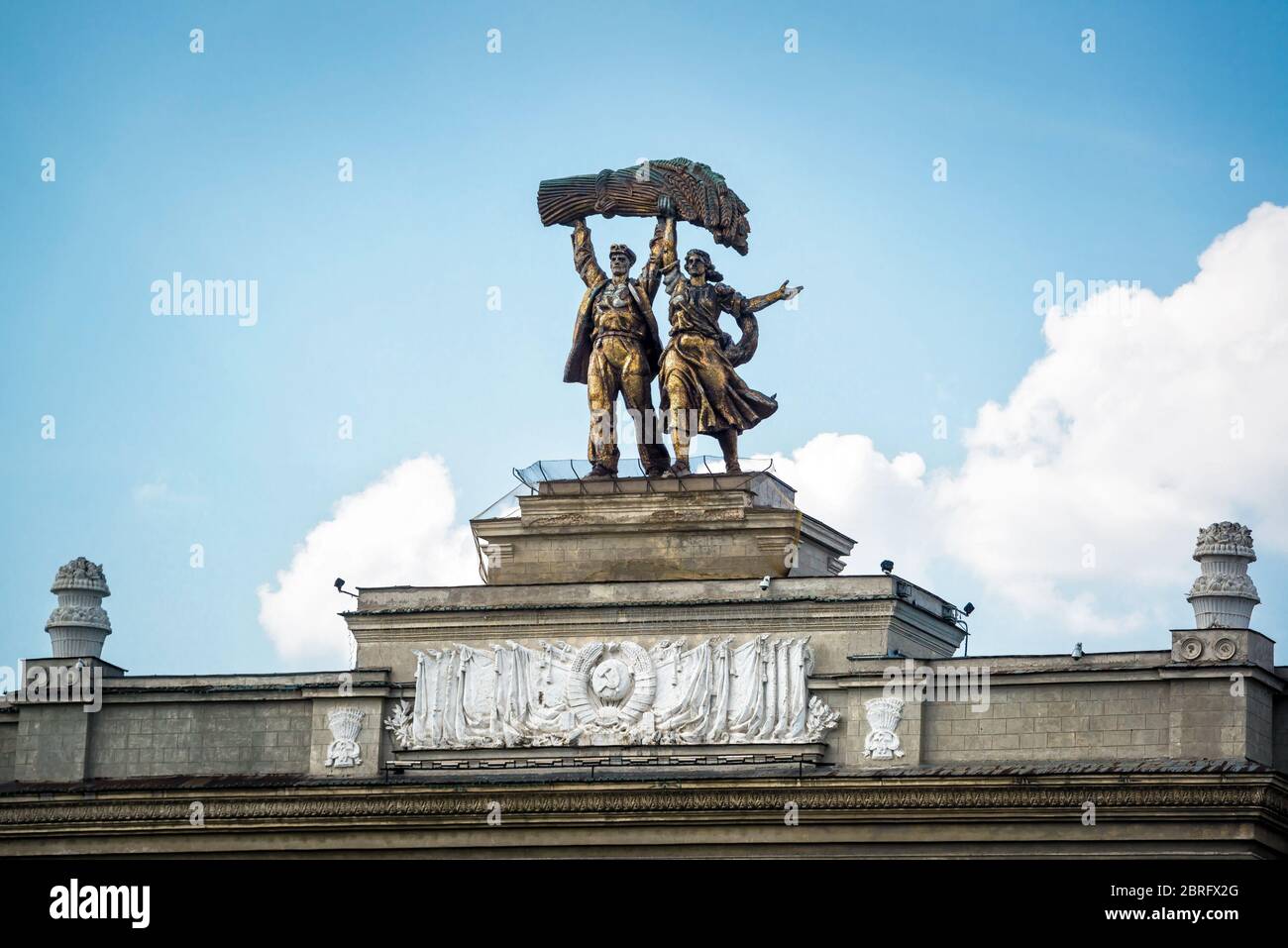 Architettura sovietica antica nel parco VDNKh, Mosca. Dettaglio dell'ingresso principale. Foto Stock