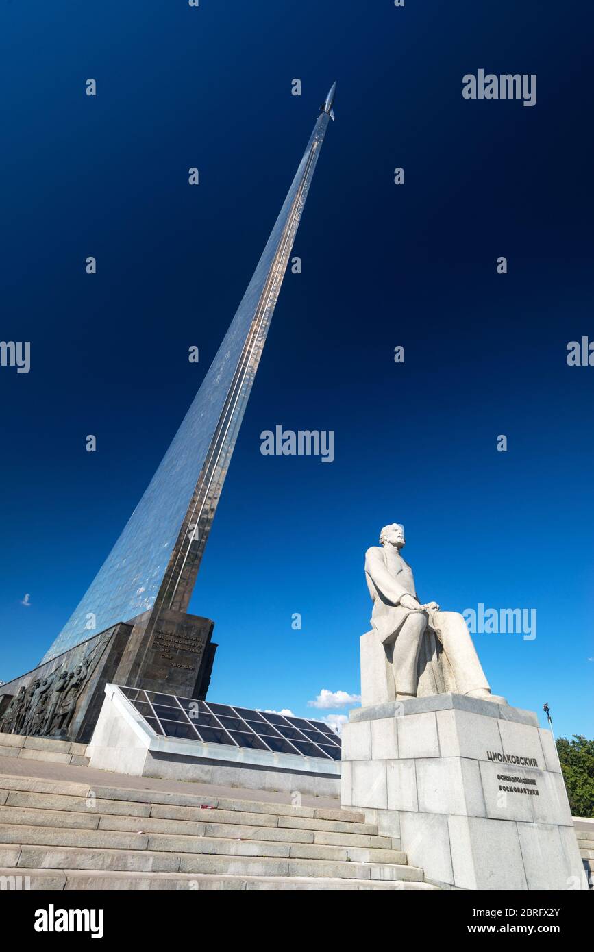 Monumento ai Conquistatori dello spazio e statua di Konstantin Tsiolkovsky, precursore dell'astronautica, a Mosca Foto Stock