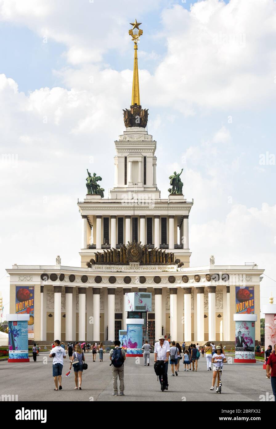 MOSCA - 29 LUGLIO 2016: Architettura sovietica antica nel parco VDNKh (Mostra dei risultati dell'economia nazionale). La gente cammina vicino al padiglione principale. Foto Stock