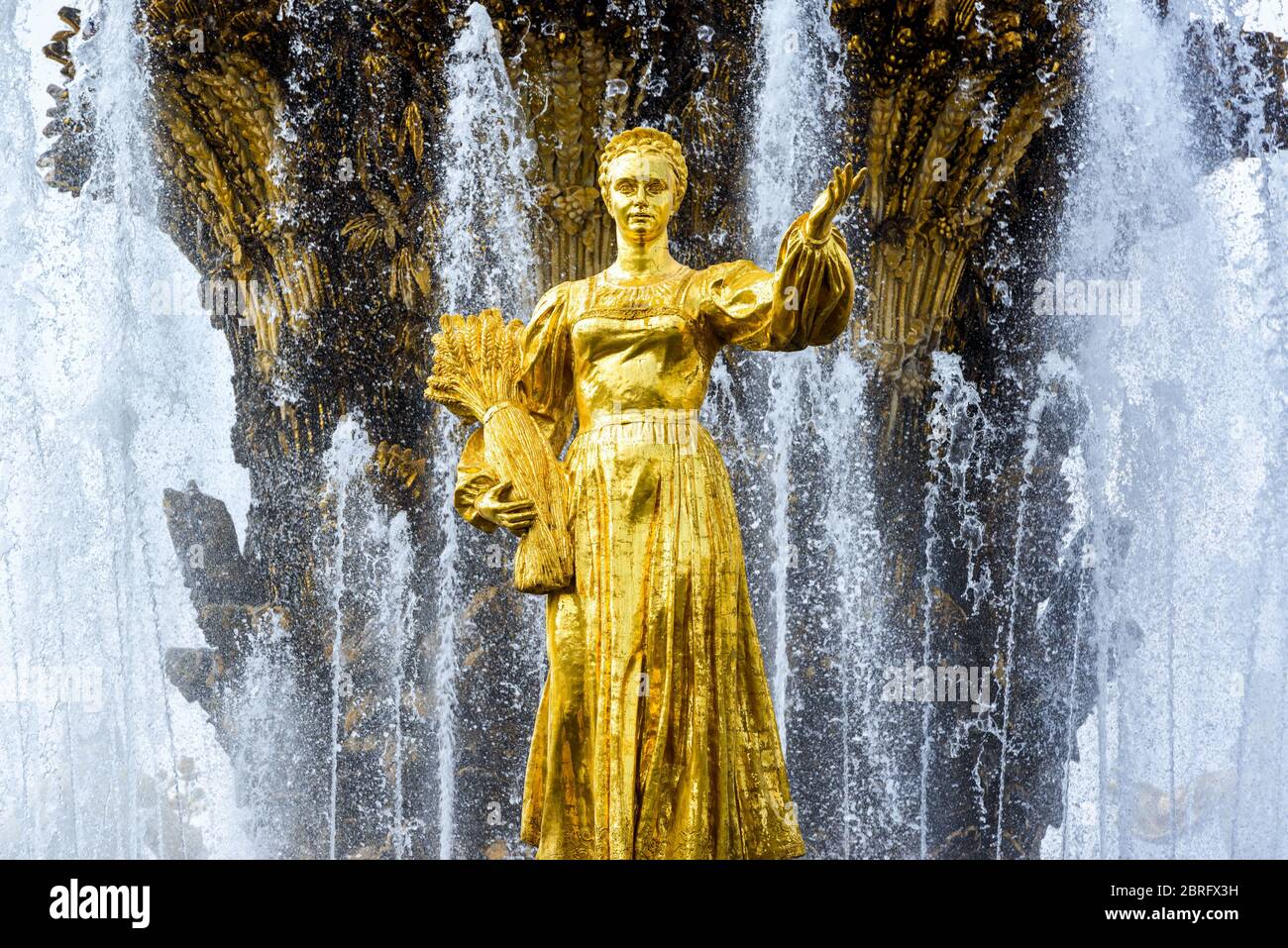 Particolare della Fontana dell'amicizia popolare nel Centro Espositivo All-Russia (VDNKh). Fu costruito negli anni '50. 16 sculture dorate rappresentano repubbliche o Foto Stock