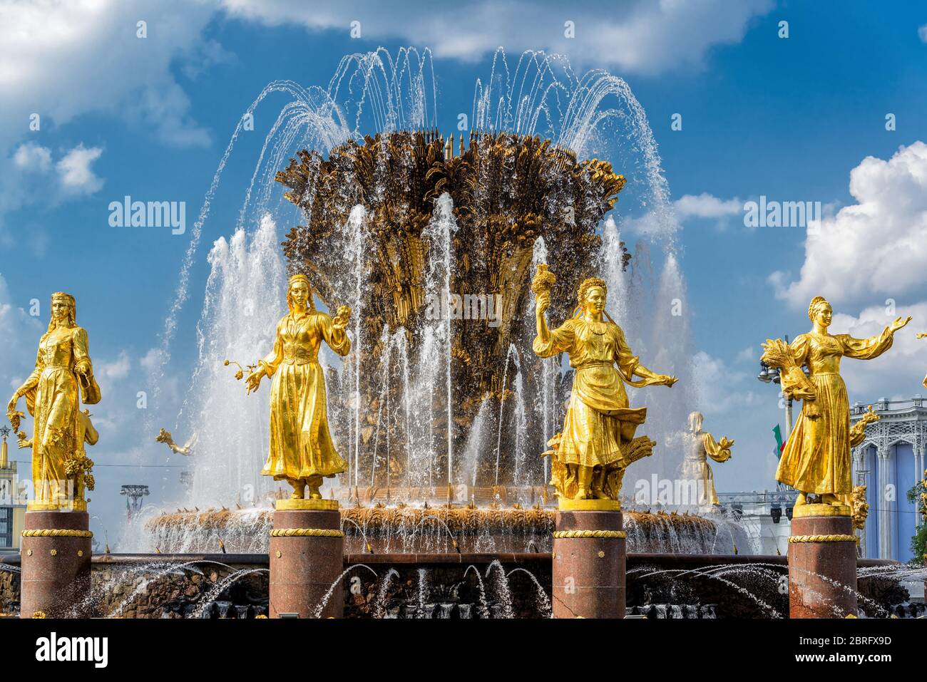 La Fontana dell'amicizia popolare in esposizione dei successi dell'economia nazionale (VDNKh). Fu costruito negli anni '50. 16 sculture dorate rappresentano il rappresentante Foto Stock
