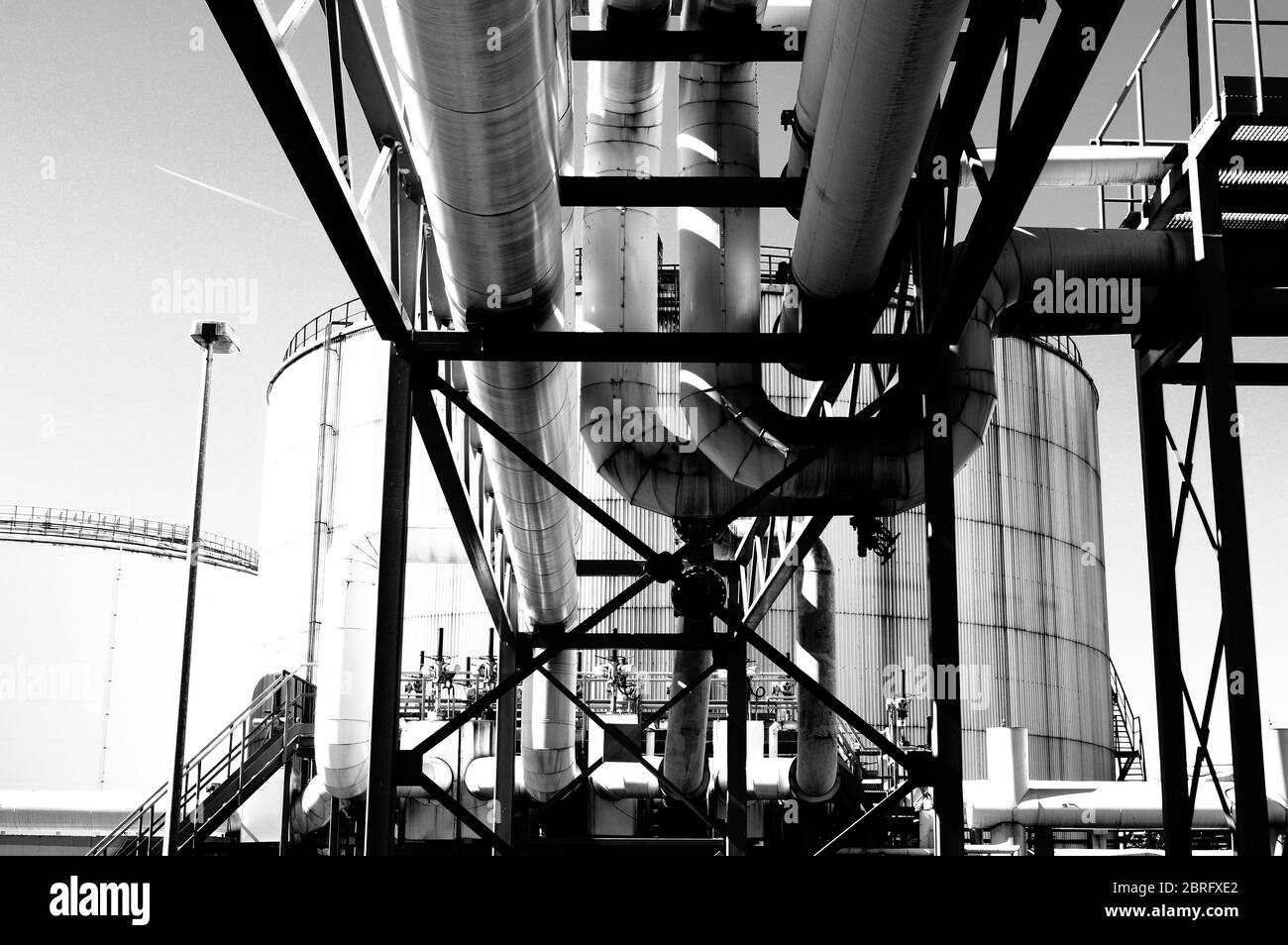 Tubature e tubature di impianti industriali petroliferi. Oleodotto per la produzione di petrolio e gas offshore. Foto Stock
