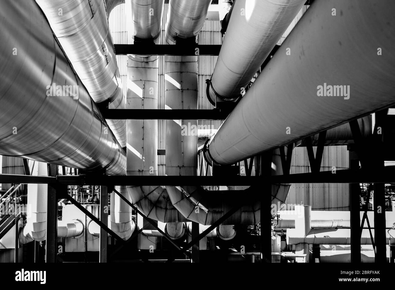 Tubature e tubature di impianti industriali petroliferi. Oleodotto per la produzione di petrolio e gas offshore. Foto Stock