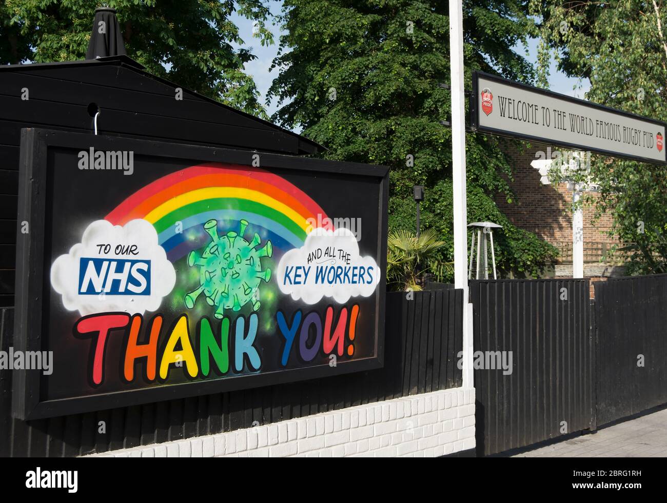 painted rainbow e grazie messaggio per il personale nhs e lavoratori chiave durante il covid 19 lockdown, cavolo patch pub, twickenham, inghilterra Foto Stock