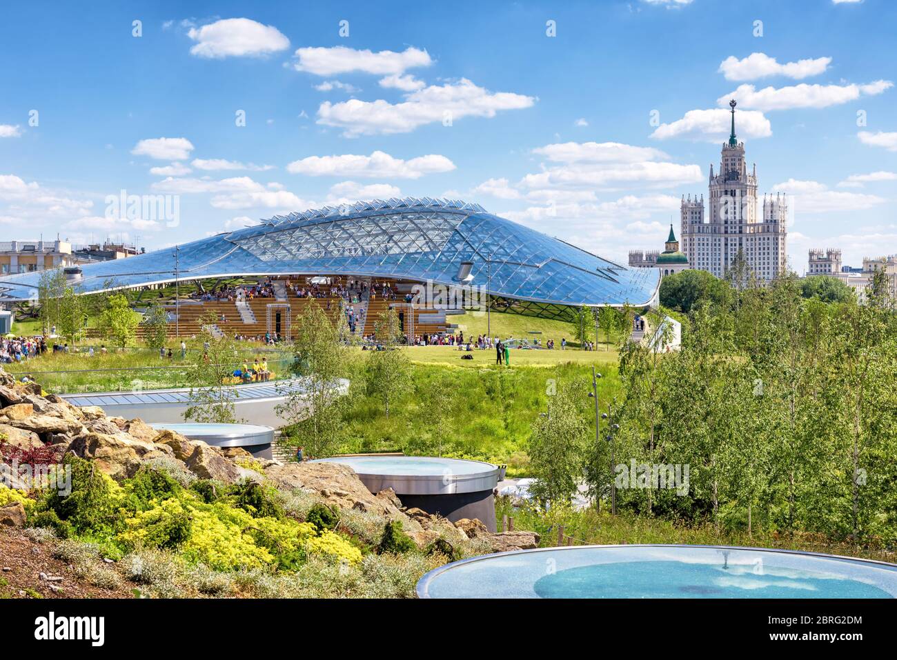 Mosca - 16 giugno 2018: Parco Zaryadye con l'anfiteatro moderno a Mosca, Russia. Zaryadye è una delle principali attrazioni turistiche di Mosca. Sceni Foto Stock
