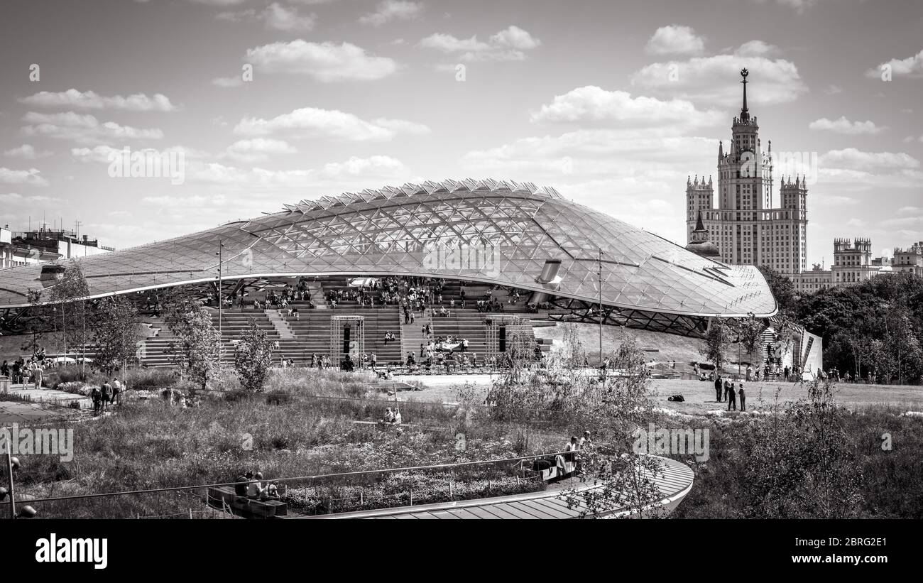 Mosca - 16 giugno 2018: Anfiteatro moderno con cupola di vetro nel Parco Zaryadye a Mosca, Russia. Zaryadye è uno dei principali punti di riferimento di Mosca. Panoramica Foto Stock