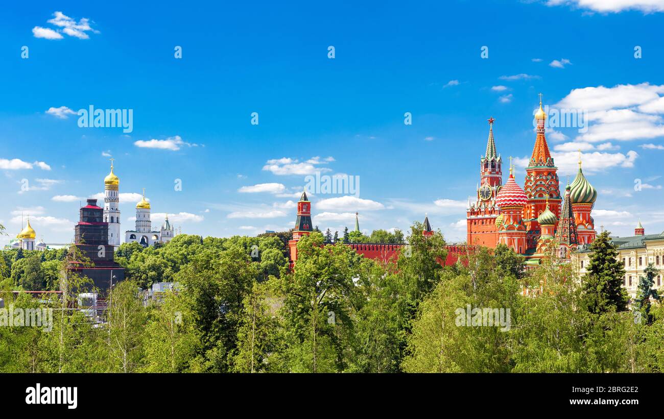 Cremlino di Mosca e Cattedrale di San Basilio nel verde, Russia. Questo posto è il punto di riferimento principale di Mosca. Vista panoramica del Cremlino di Mosca in Sum Foto Stock