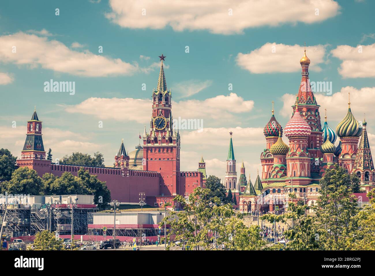 Cremlino di Mosca e Cattedrale di San Basilio in Piazza Rossa durante la Coppa del mondo FIFA 2018, Russia. E' la principale attrazione turistica di Mosca. Panorama panoramico Foto Stock
