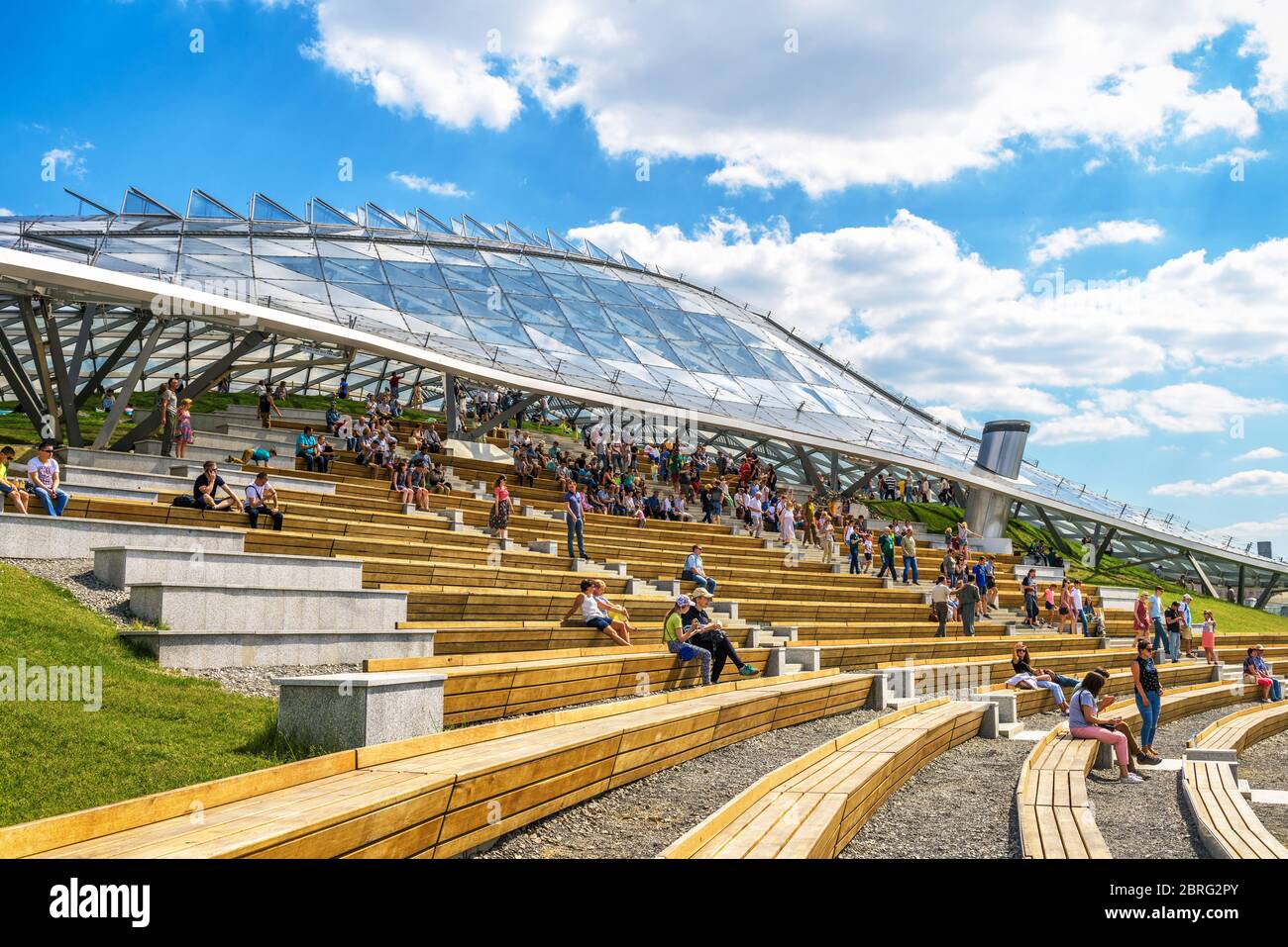 Mosca - 16 giugno 2018: La gente visita il moderno anfiteatro con cupola di vetro nel Parco Zaryadye in estate nel centro di Mosca, Russia. Zaryadye è uno o Foto Stock