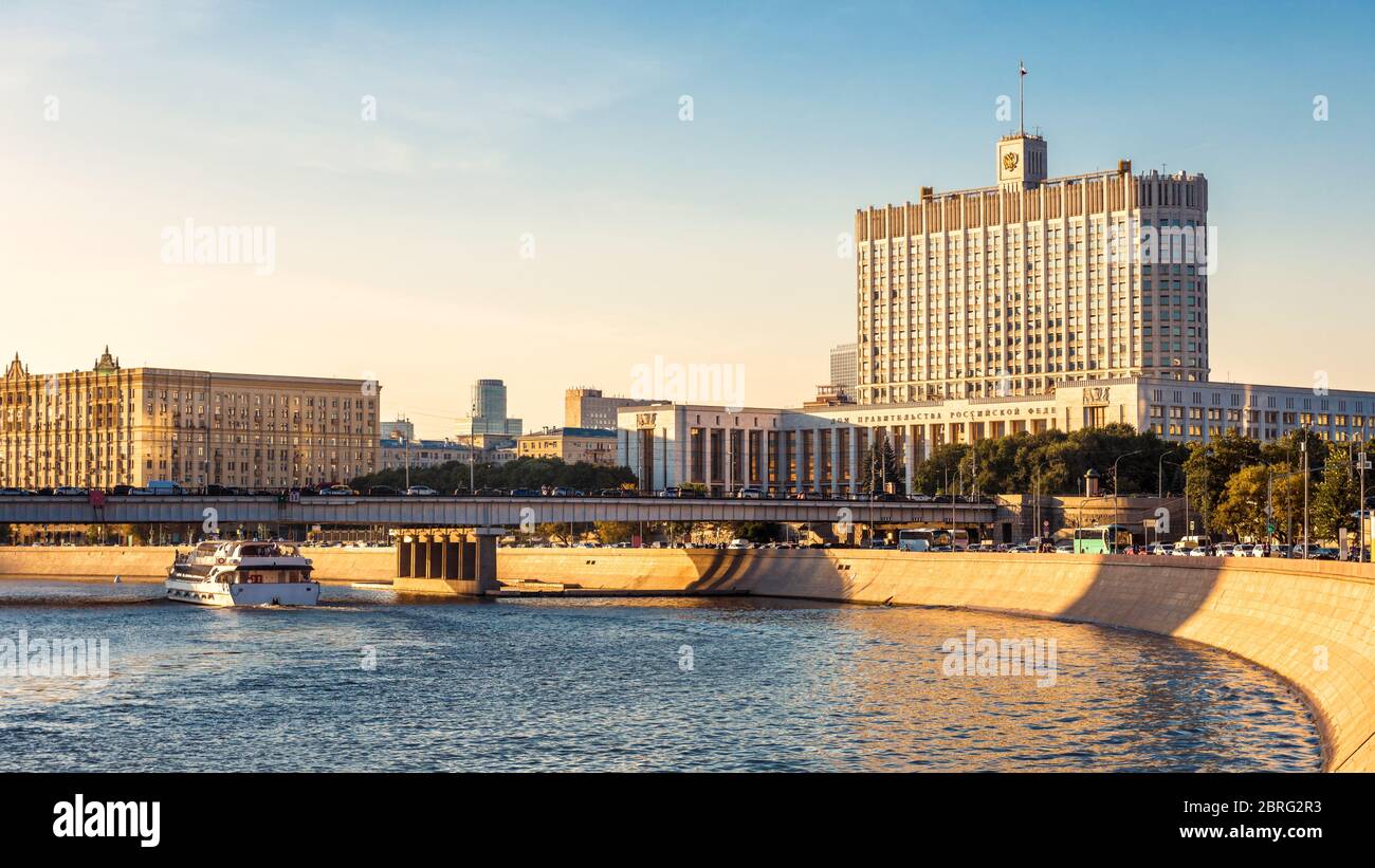 Mosca in estate, Russia. Casa del Governo sulla destra (è scritta sulla facciata). Mosca città in luce tramonto. Panorama di Krasnopresnenskay Foto Stock