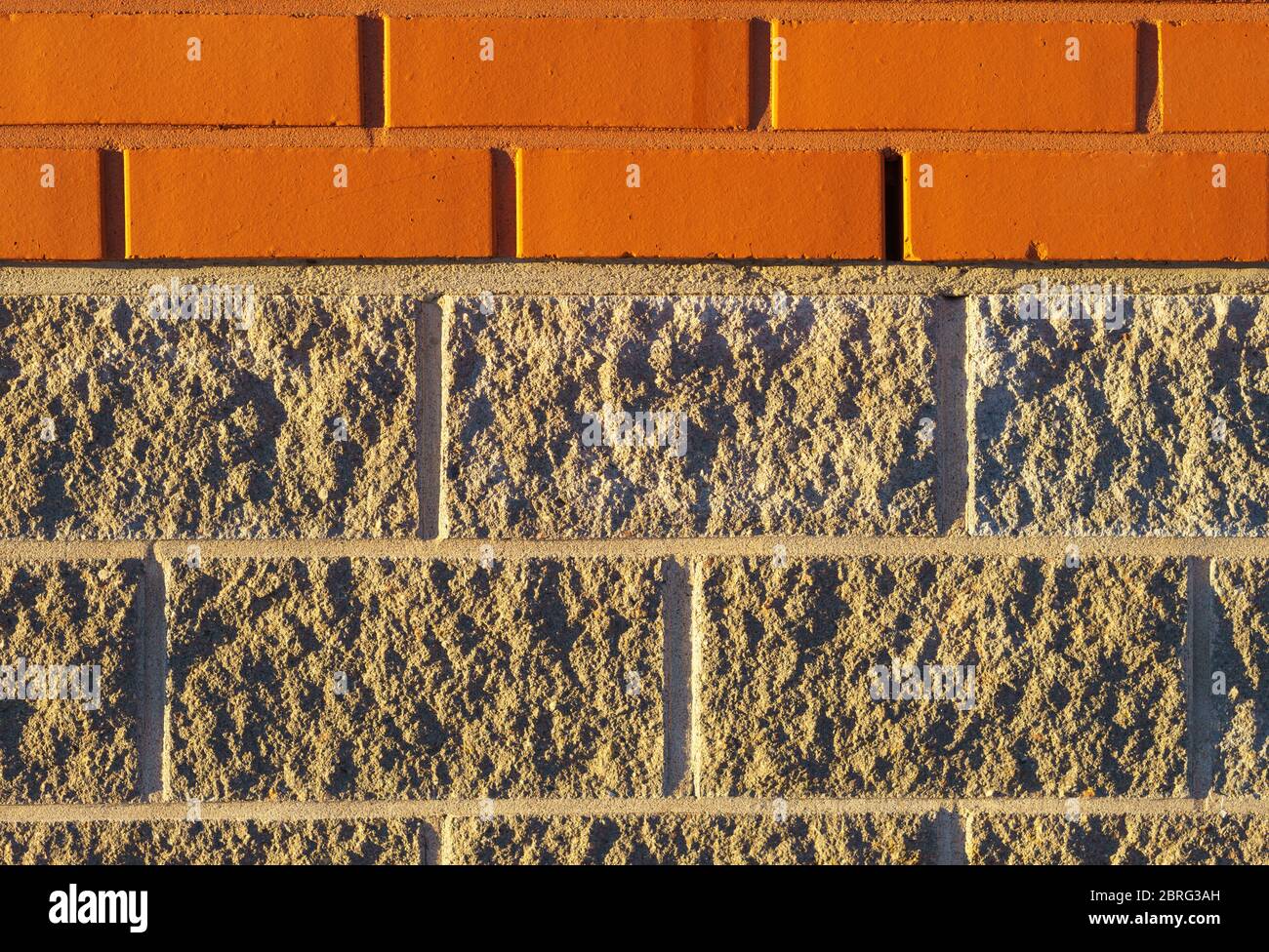 Mix di piastrelle rosse e piastrelle di pietra grigia utilizzati sulla costruzione di pareti Foto Stock
