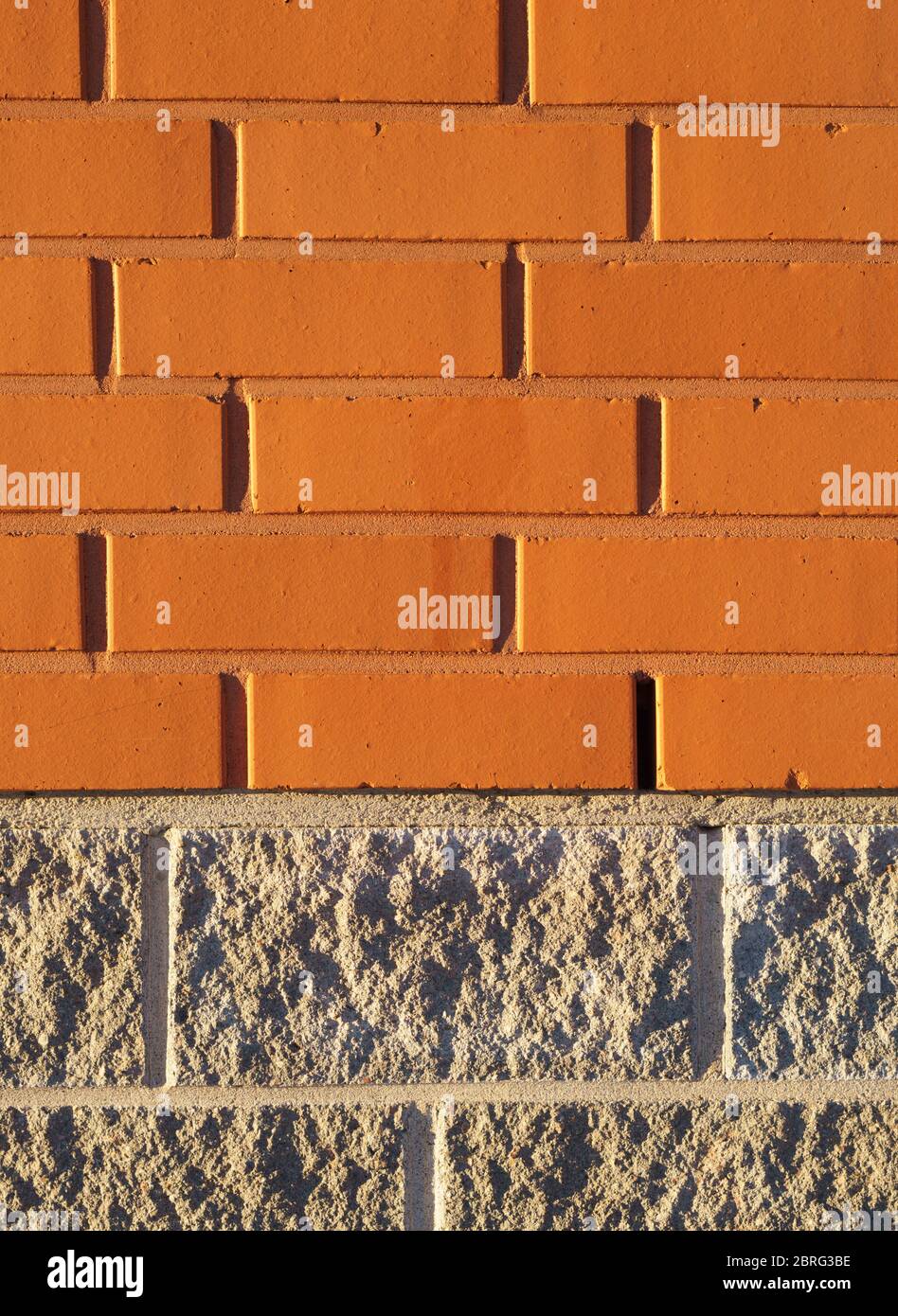 Mix di piastrelle rosse e piastrelle di pietra grigia utilizzati sulla costruzione di pareti Foto Stock