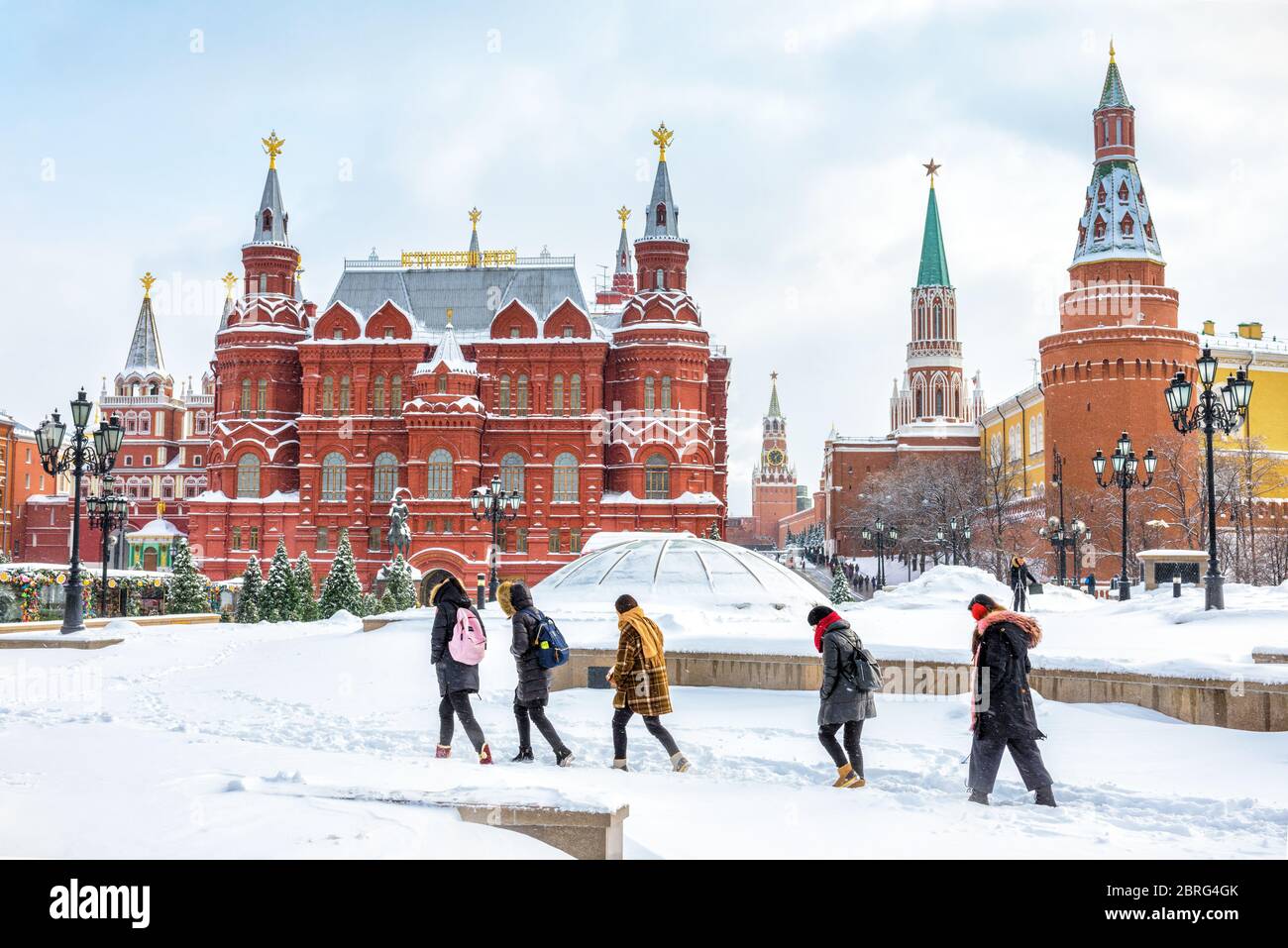 Mosca, Russia - 5 febbraio 2018: In inverno si visita la Piazza Manezhnaya vicino al Cremlino di Mosca. E' una delle principali attrazioni turistiche in Resort Foto Stock