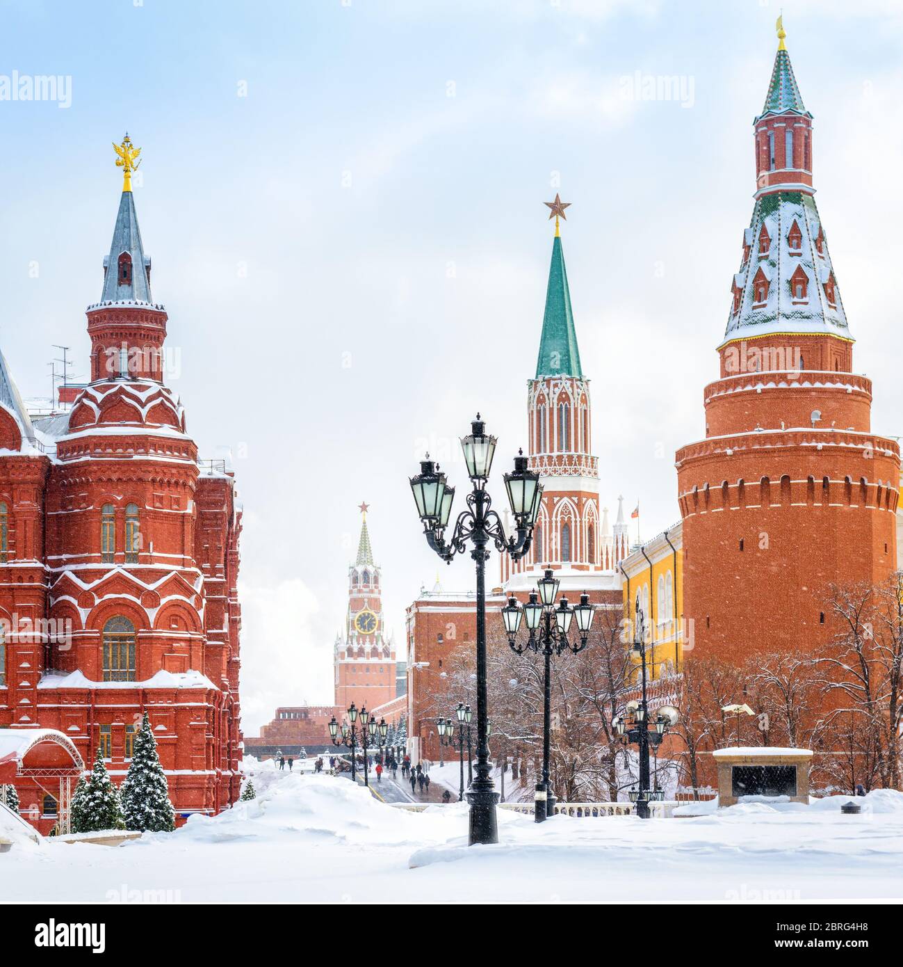 Cremlino di Mosca in inverno, Russia. E' una delle principali attrazioni turistiche di Mosca. Vista di Piazza Manezhnaya nel centro di Mosca durante la nevicata. Vecchia Mosca Foto Stock