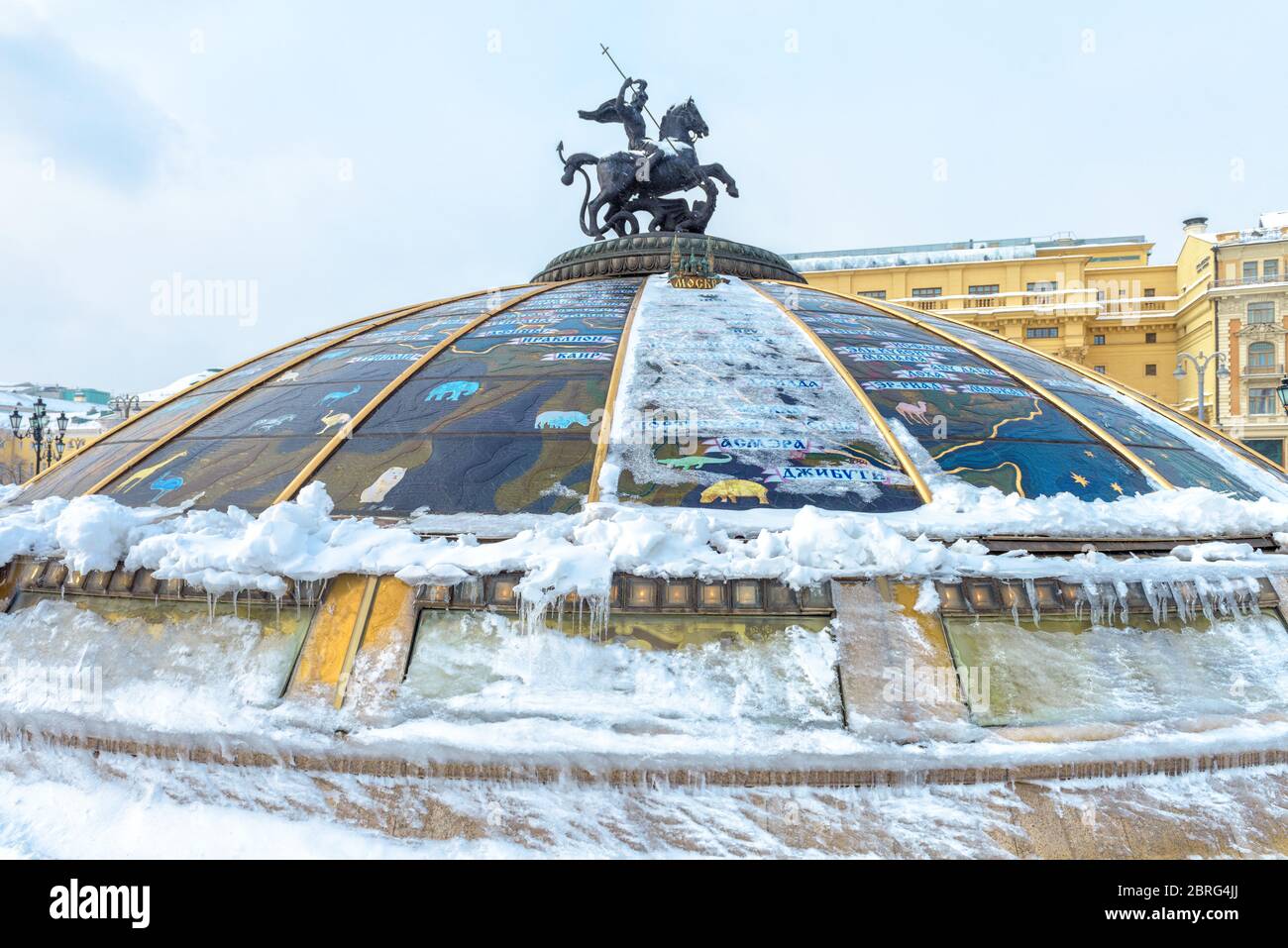 Mosca, Russia - 5 febbraio 2018: Cupola di vetro congelato con la statua di San Giorgio in inverno Mosca. Dettagli moderni di Piazza Manezhnaya nel centro di Mosca Foto Stock