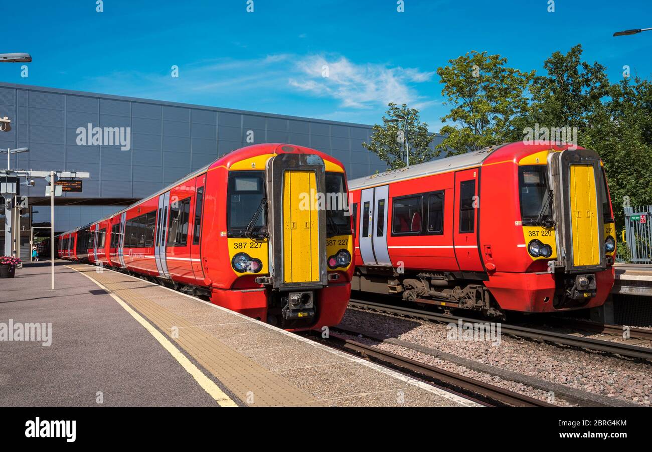 Gatwick Express classe 387 treni passeggeri in attesa presso una stazione ferroviaria di Londra, Inghilterra. Foto Stock