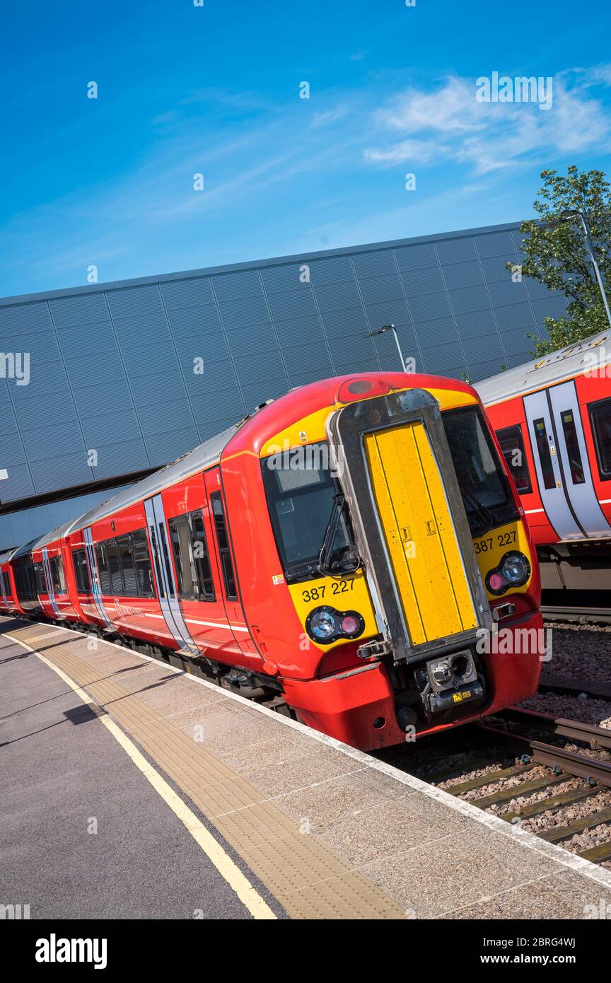 Gatwick Express classe 387 treni passeggeri in attesa presso una stazione ferroviaria di Londra, Inghilterra. Foto Stock