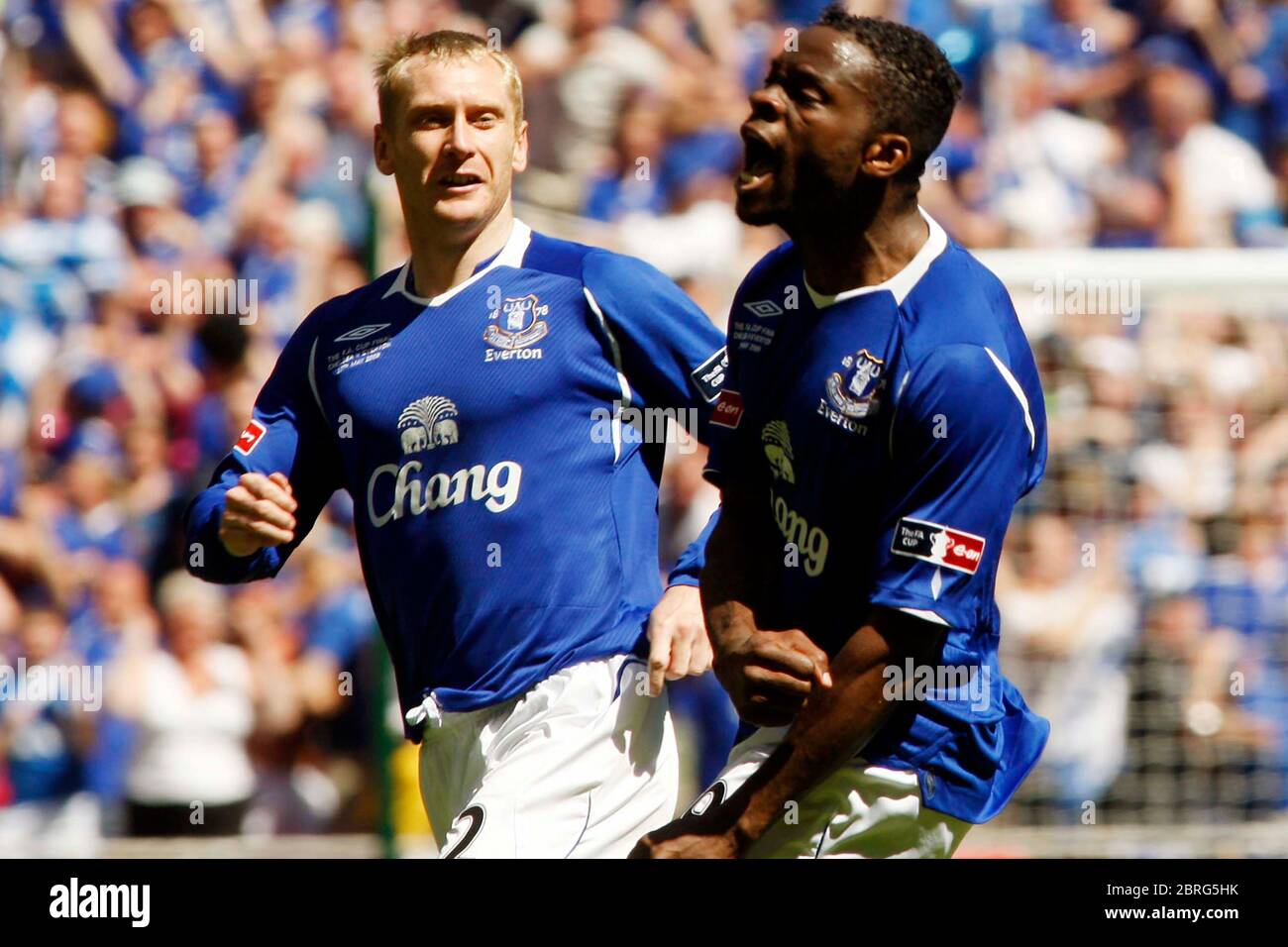 LONDRA, UK MAGGIO 30: Louis Saha (Everton) celebra l'obiettivo di apertura di Everton Tony Hibbert (Everton) durante la finale della fa Cup tra Chelsea ed Everton a We Foto Stock