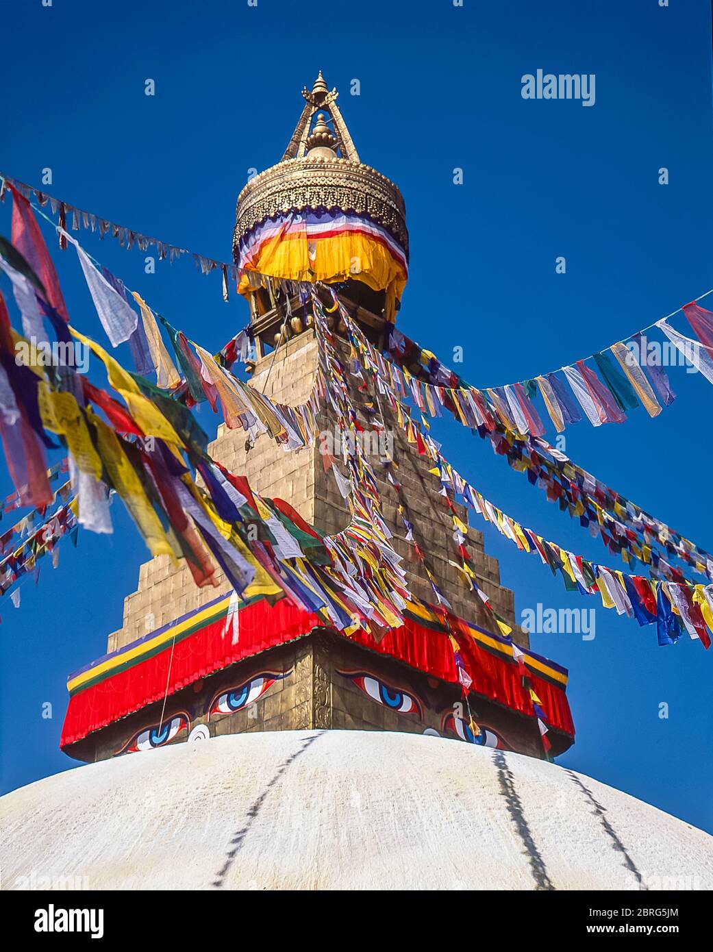Kathmandu, Bodhnath. Scene colorate al famoso Budhnath Buddista Temple Stupa e guglia, si ritiene che siano stati costruiti intorno al 15 ° secolo, è il più antico e forse il più colorato tempio in tutto il Nepal. Foto Stock