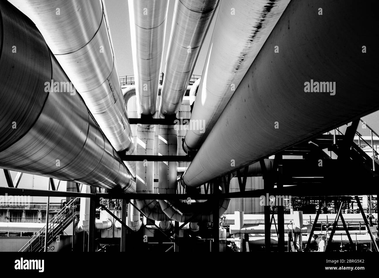 Tubature e tubature di impianti industriali petroliferi. Oleodotto per la produzione di petrolio e gas offshore. Foto Stock