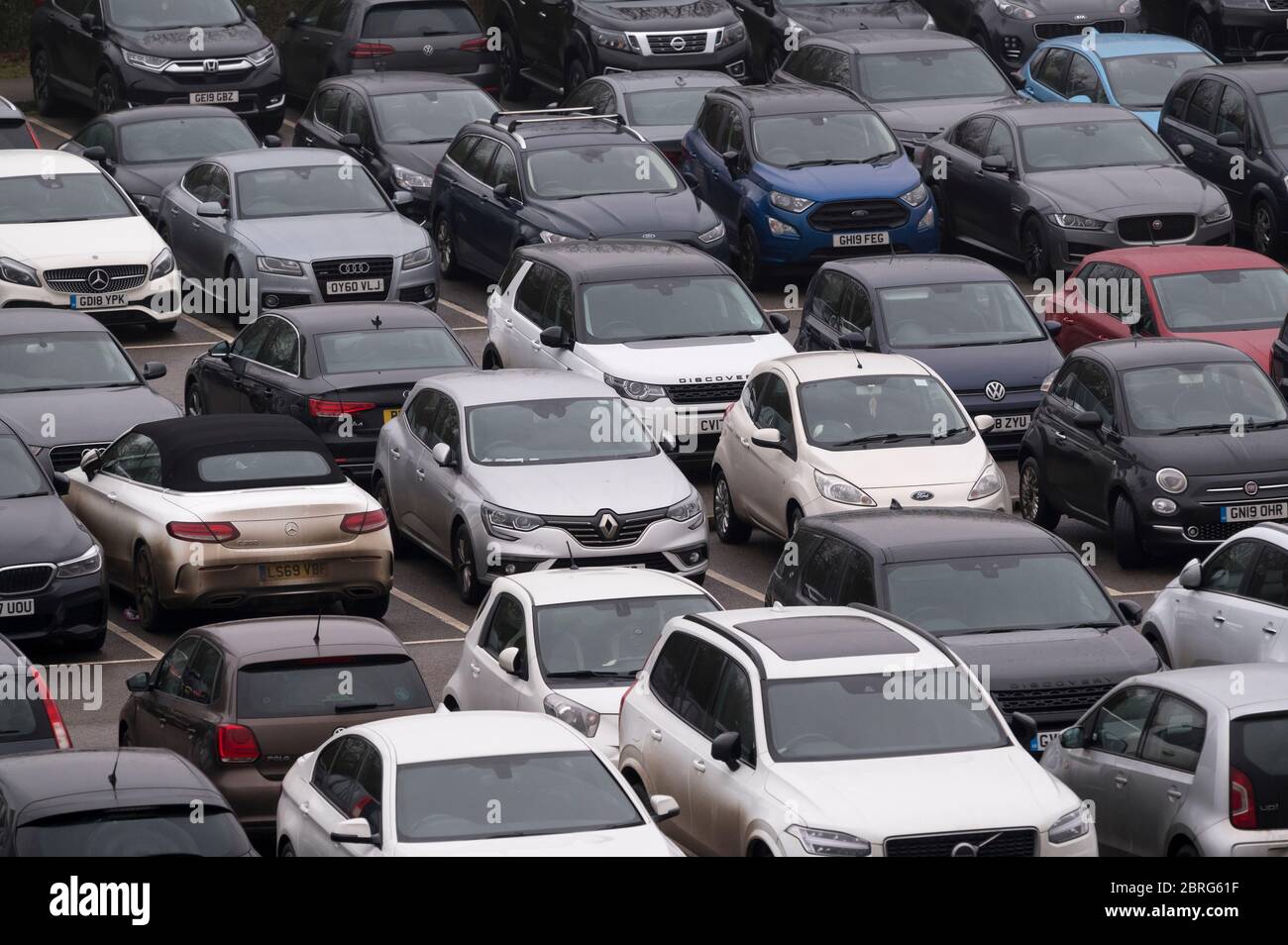 Le auto sono parcheggiate in un parcheggio molto trafficato nel Regno Unito. Foto Stock