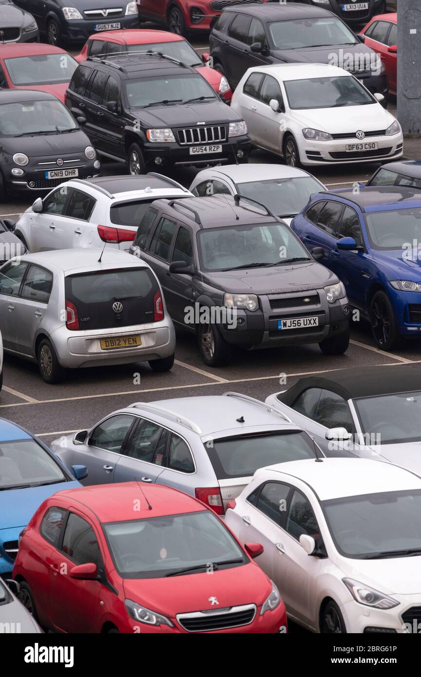 Le auto sono parcheggiate in un parcheggio molto trafficato nel Regno Unito. Foto Stock