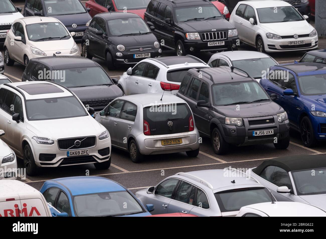 Le auto sono parcheggiate in un parcheggio molto trafficato nel Regno Unito. Foto Stock