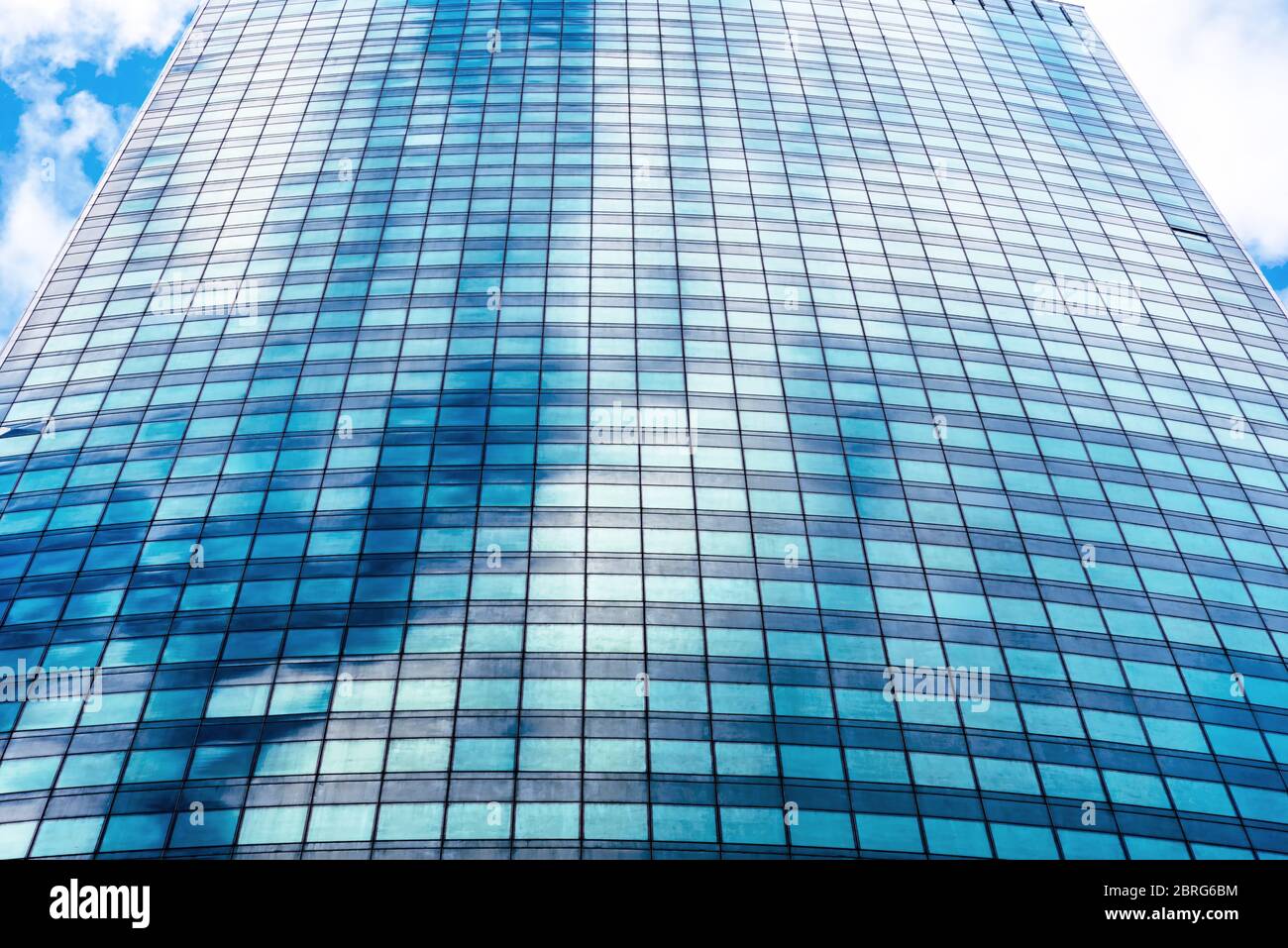Facciata di un edificio alto e moderno. Cielo blu riflesso nelle finestre  grattacieli. Design in acciaio e vetro. Architettura astratta di fondo.  Concetto di business Foto stock - Alamy