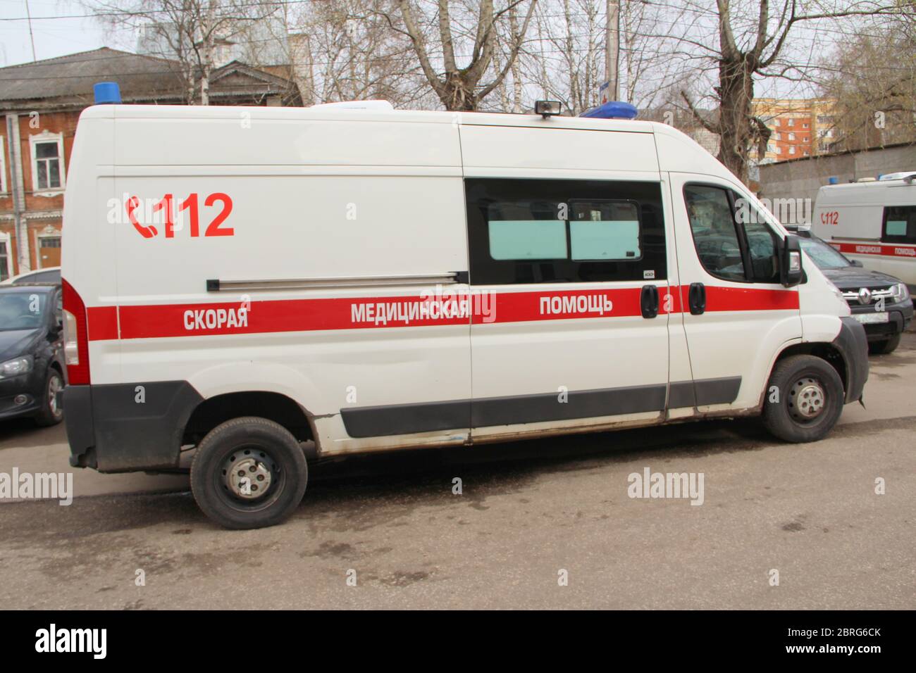 10-05-2020. Russia, Syktyvkar. Ambulanza bianca con una striscia rossa con luci blu lampeggianti su una strada cittadina in Russia. Foto Stock