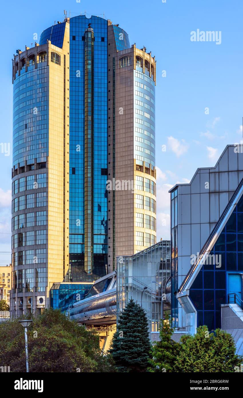 Torre 2000 e Ponte di Bagratation nel quartiere di Mosca-City, Russia. Il Centro Internazionale d'Affari di Mosca o Moskva-City è un complesso di edifici alti in Foto Stock