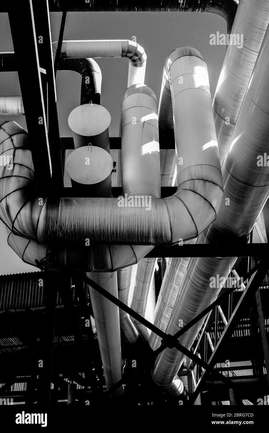 Tubature e tubature di impianti industriali petroliferi. Oleodotto per la produzione di petrolio e gas offshore. Foto Stock