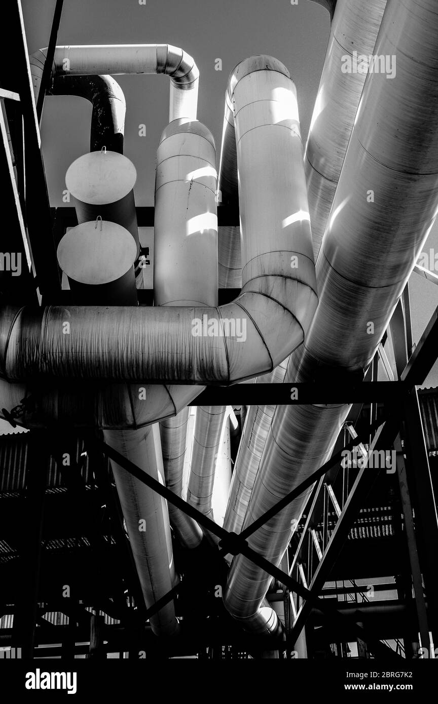 Tubature e tubature di impianti industriali petroliferi. Oleodotto per la produzione di petrolio e gas offshore. Foto Stock