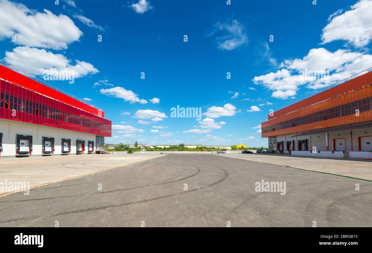 Magazzini moderni su uno sfondo di cielo blu Foto Stock