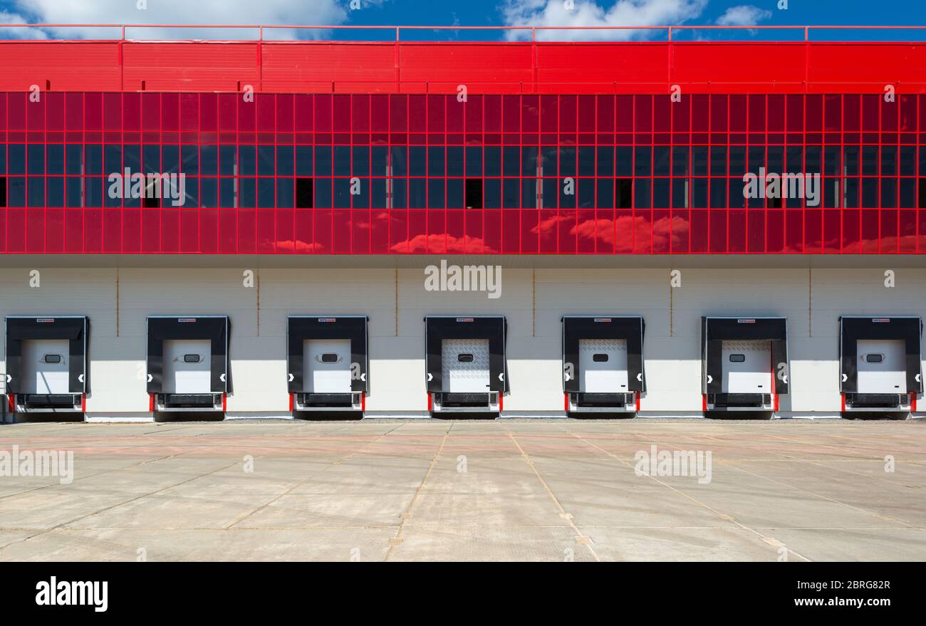 Vista frontale dei moli di carico del magazzino moderno Foto Stock