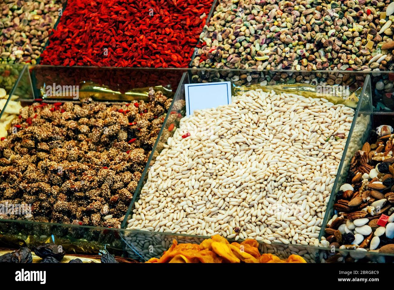 L'abbondanza di frutta secca, frutta, dolci in scatole al mercato di Barcellona. Foto Stock