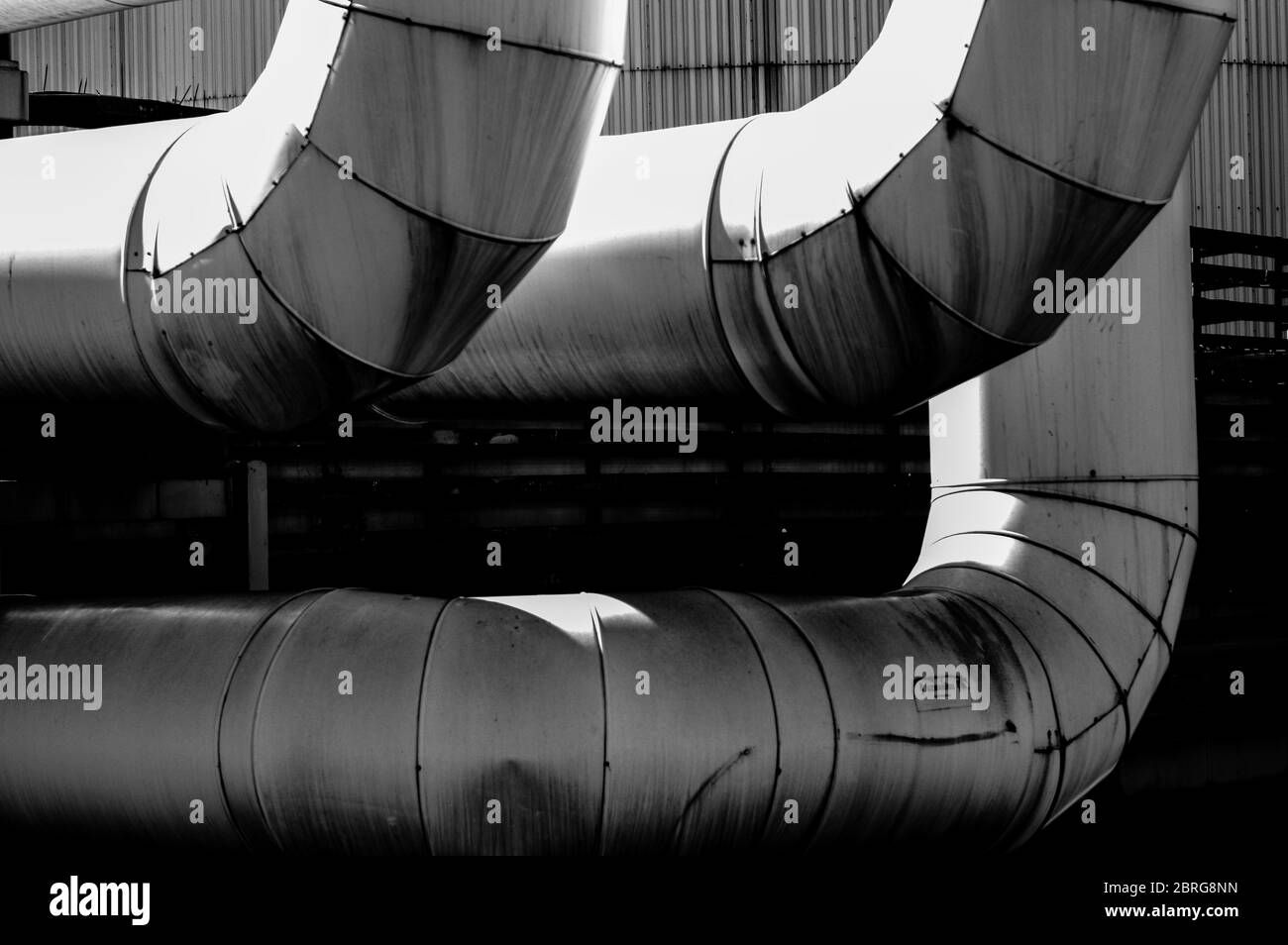 Tubature e tubature di impianti industriali petroliferi. Oleodotto per la produzione di petrolio e gas offshore. Foto Stock