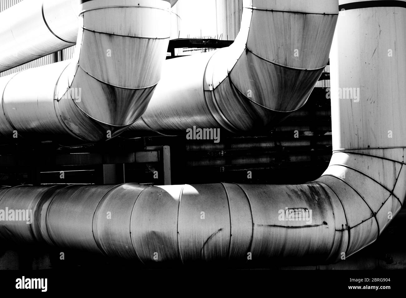 Tubature e tubature di impianti industriali petroliferi. Oleodotto per la produzione di petrolio e gas offshore. Foto Stock