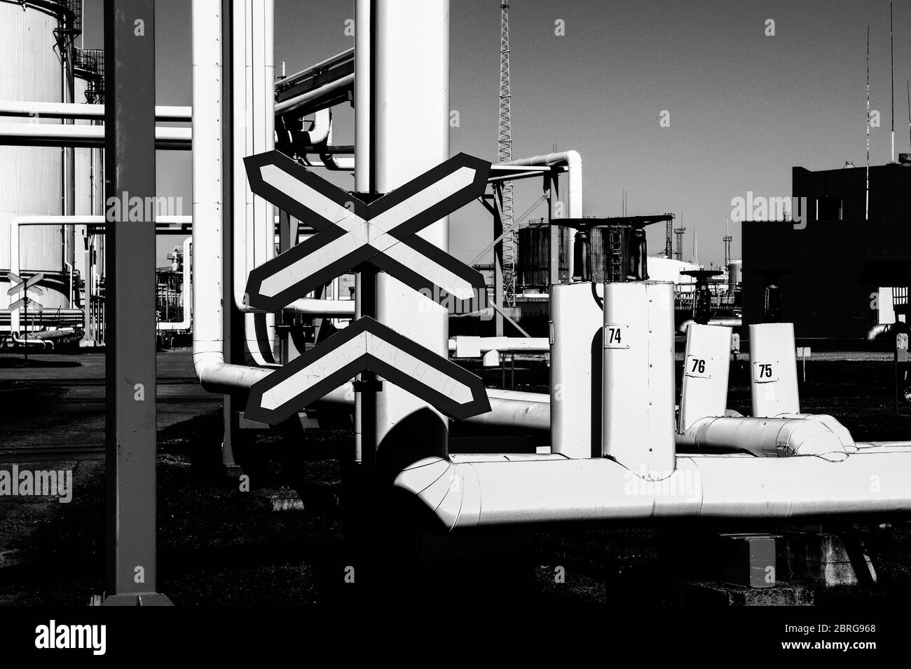 Tubature e tubature di impianti industriali petroliferi. Oleodotto per la produzione di petrolio e gas offshore. Foto Stock